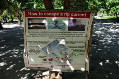 Informationstavla om hur man hanterar havsströmmar, Kalanggaman island.