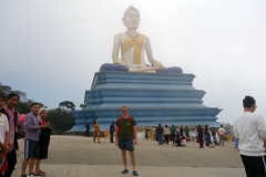 Stefan framför  Lok Yeay Mao Monument, Preah Monivong Bokor National Park, Kampot province.