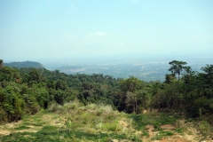 På väg ner längs den vackra vägen genom Preah Monivong Bokor National Park, Kampot province.