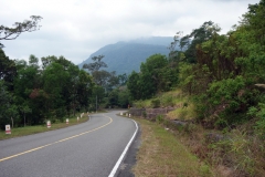 På väg ner längs den vackra vägen genom Preah Monivong Bokor National Park, Kampot province.