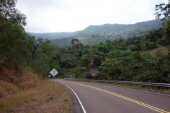 På väg ner längs den vackra vägen genom Preah Monivong Bokor National Park, Kampot province.