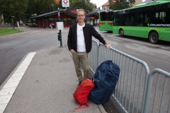 Stefan på busstationen i Nyköping inför det stora äventyret i Nepal.