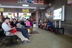 Uppgivna passagerare i väntan på avgångar till Lukla. Inrikesterminalen på Tribhuvan airport, Katmandu.