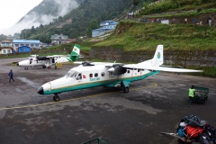 Plan från flygbolaget Tara Air gör sig redo för takeoff på Tenzing-Hillary airport.