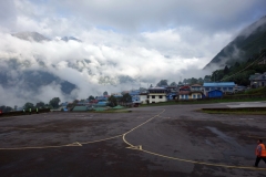 Tenzing-Hillary airport med Lukla i bakgrunden.