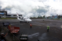 Planet från Summit Air som skall ta mig ned till Katmandu, Tenzing-Hillary airport, Lukla.
