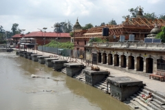 Plattformar för kremering, Pashupatinath tempelkomplex, Katmandu.