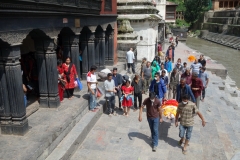 Förberedelse för kremering, Pashupatinath tempelkomplex, Katmandu.