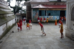 Skolbarn som spelar fotboll, Pashupatinath tempelkomplex, Katmandu.