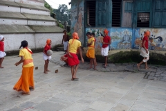Skolbarn som spelar fotboll, Pashupatinath tempelkomplex, Katmandu.