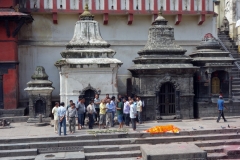 Förberedelse för kremering, Pashupatinath tempelkomplex, Katmandu.