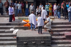 Förberedelse för kremering, Pashupatinath tempelkomplex, Katmandu.