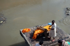 Sista förberedelserna inför kremeringen, Pashupatinath tempelkomplex, Katmandu.