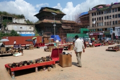 Del av Durbar Square med det innan jordbävningen 2015 nio våningar höga Basantapur Tower (Nautalle Durbar), Katmandu.