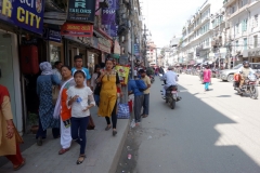 Gatuscen längs gatan Sukra Path i centrala Katmandu.