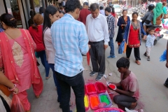 Försäljare av tikka-pulver på gatan Sukra Path i centrala Katmandu.