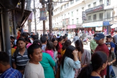 Gatuscen längs gatan Sukra Path i centrala Katmandu.