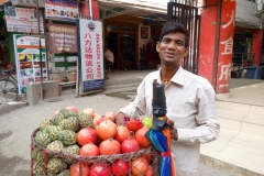 Glad fruktförsäljare i stadsdelen Thamel, Katmandu.