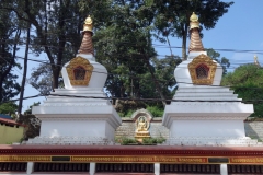 Stupas vid entrén till Swayambhunath-templet, Katmandu.