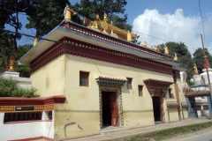 Stupas vid entrén till Swayambhunath-templet, Katmandu.