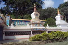 Stupas vid entrén till Swayambhunath-templet, Katmandu.