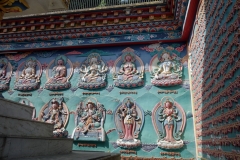 Vackra målningar och helig skrift vid entrén till Swayambhunath-templet, Katmandu.