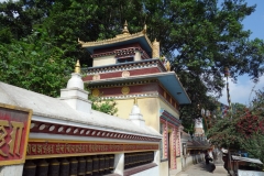 Stupas med och vacker arkitektur vid entrén till Swayambhunath-templet, Katmandu.