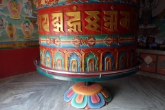 Bönehjul i en av de stupas som ligger vid entrén till Swayambhunath-templet, Katmandu.