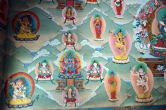Vackra målningar i en av de stupas som ligger vid entrén till Swayambhunath-templet, Katmandu.