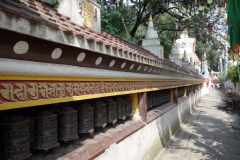 Bönehjul i anslutning till de stupas som ligger vid entrén till Swayambhunath-templet, Katmandu.