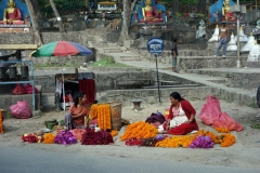 Försäljerskor vid huvudentrén som leder upp till Swayambhunath-templet, Katmandu.