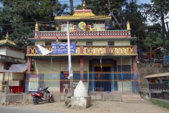 Ett av de tempel som ligger vid huvudentrén som leder upp till Swayambhunath-templet, Katmandu.