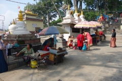 Stupas vid entrén till Swayambhunath-templet, Katmandu.