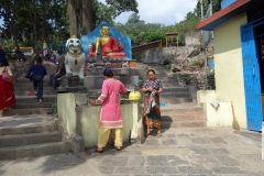 Början av trapporna som leder upp till Swayambhunath-templet, Katmandu.