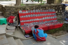 Vackra souvenirer till salu på vägen upp till Swayambhunath-templet, Katmandu.