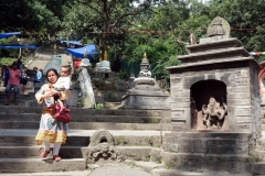 Mamma med sitt barn på väg ner från Swayambhunath-templet, Katmandu.