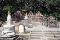 Buddha-statyer och stupas på vägen upp till Swayambhunath-templet, Katmandu.