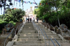 Den långa trappan upp till Swayambhunath-templet, Katmandu.