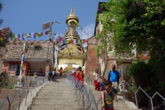 Den långa trappan upp till Swayambhunath-templet, Katmandu.