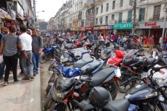Fullt av motorcyklar på gatan Sukra Path i centrala Katmandu.