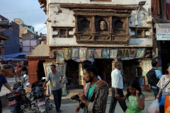 Häftiga trädetaljer på hus vid Mahendreswor Temple, Durbar Square, Katmandu.