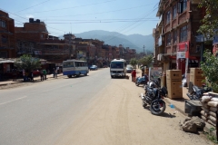 Precis klivit av bussen i Bhaktapur.