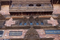 Fascinerande träsniderier på fasad vid Dattatraya Tol, Bhaktapur.