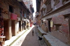 Smal gata som leder ut från Dattatraya Tol, Bhaktapur.