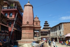 Sidogata till Taumadhi Tol med Nyatapola Pagoda i bakgrunden, Bhaktapur.