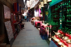 Gränd fullproppad med affärer som säljer souvenirer i gamla staden, Bhaktapur.