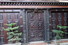 Fantastisk dörr till fastighet i gamla staden, Bhaktapur.