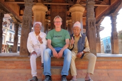 Stefan med två äldre lokala herrar, Durbar Square, Bhaktapur.