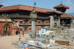 Skadorna efter jordbävningen för två och ett halvt år sedan är väldigt närvarande, Durbar Square, Bhaktapur.