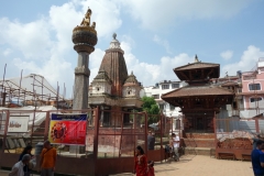 Yogendra Malla-statyn med Vishnu-templet i bakgrunden, Durbar Square, Patan.